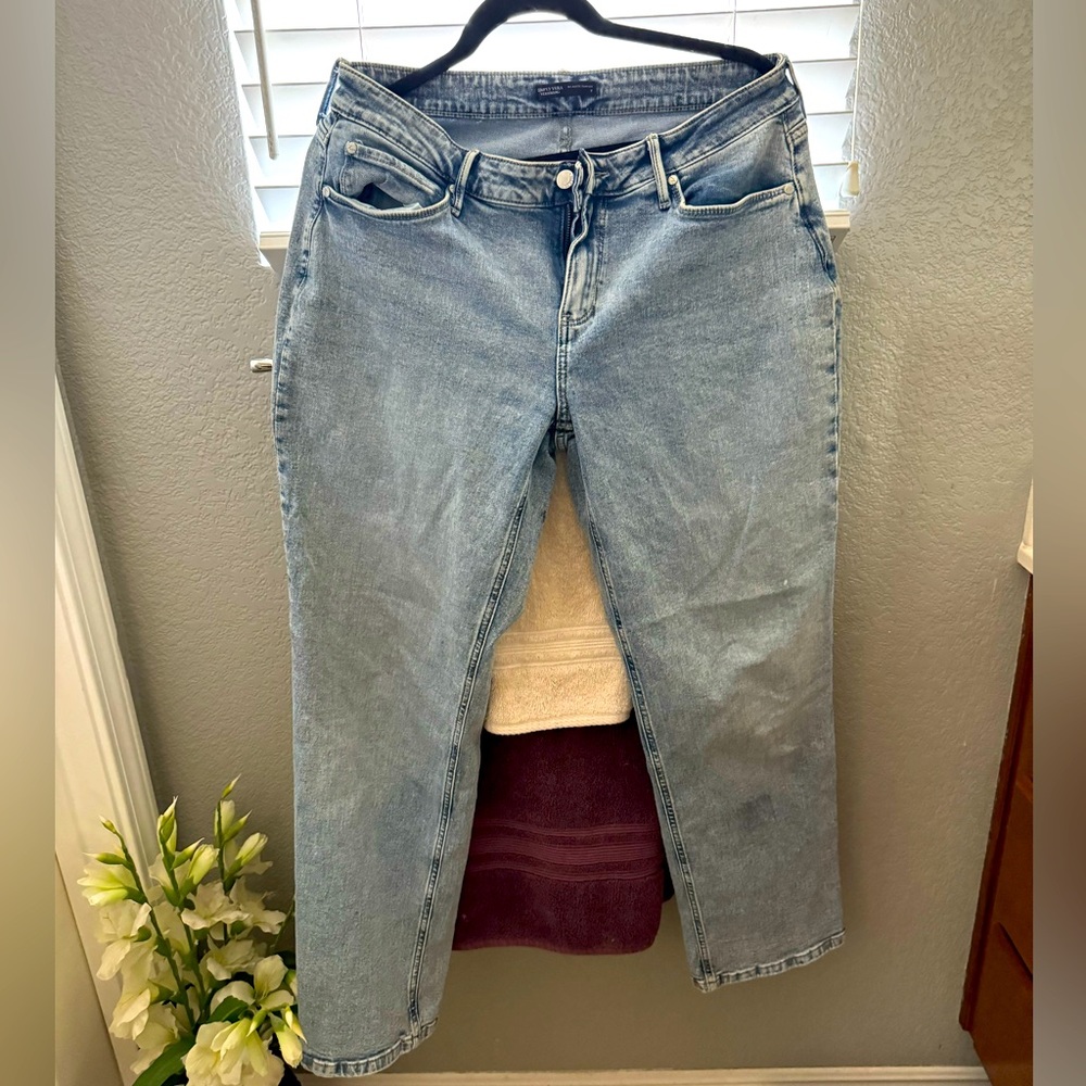 Very gently used. Relaxed fit jeans.